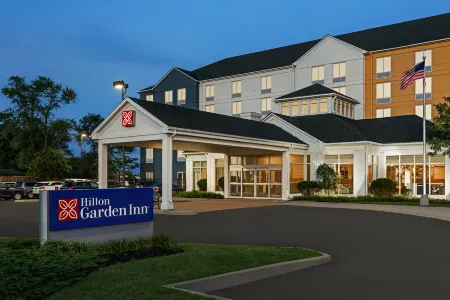 Hilton Garden Inn Kitchener/Cambridge Отели рядом с достопримечательностью «Кеймбридж Скалпчер Гарден»