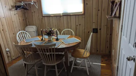 Cozy Cottage w/ Hot Tub, Sauna & EV Charger!!