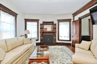 Stonington Borough steps to shops, dining and water