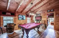 Fall Savings! Amazing 4Br Cabin -HT, Fire Pit & Game Room-10 Mins from PF