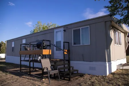 Cozy 2-bedroom mobile home in lovely Encampment with AC, WiFi