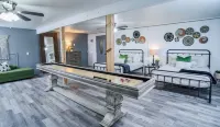 Guadalupe River Oasis-Pool Table-Shuffle Board-5 Bedrooms-Sleeps 12! Hotels near Polmedia Polish Pottery