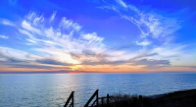 Cobmoosa Shores Cottage: Private Beach, Silver Lake Orv Park, and Wi-Fi!