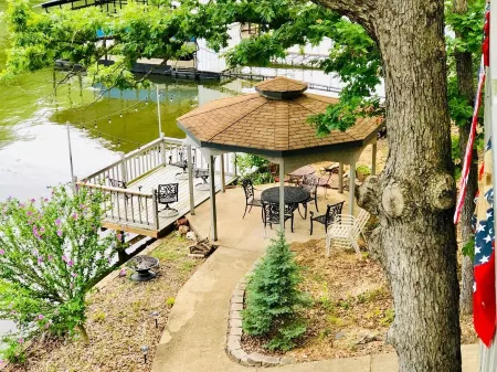 “Calm Water Cove” A Fun Family Lake Front Retreat