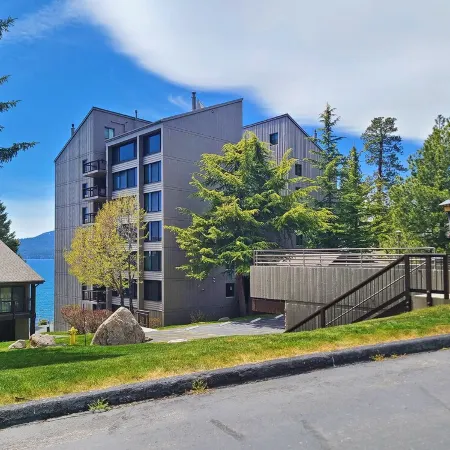 Book 4 Nights & Get 5th Night Free Sept26-May27.  Lake View Brockway Spgs 3 Bdr