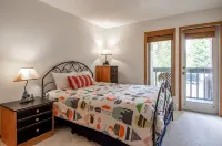 3BR condo on Creek with mountain views.  Close to Main Street!