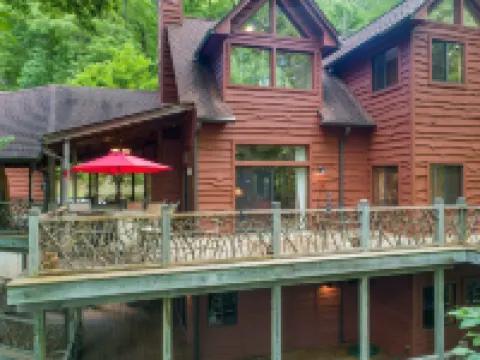 Rustic mountain cabin. Pet-friendly, 3 story, 4 bedrooms, hot tub & kids' zone ⛰ Hotels in Highlands