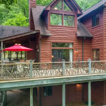 Rustic mountain cabin. Pet-friendly, 3 story, 4 bedrooms, hot tub & kids' zone ⛰