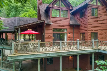 Rustic mountain cabin. Pet-friendly, 3 story, 4 bedrooms, hot tub & kids' zone ⛰ Отели рядом с достопримечательностью «Трейлхед фор Йеллоу Маунтин Трейл»