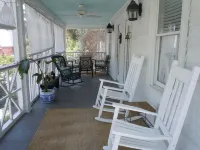 2 Bedroom Lovingly Restored 1925  Cottage 1 1/2 Blocks from Beach