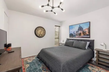 Oakwell Townhome - King Bed Suite minutes from Texas A&M