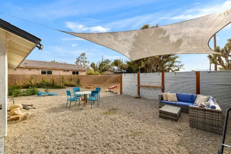 Casa Mestiza- Spacious with Fire Pit, Near Town Отели рядом с достопримечательностью «Юкка Вэлли Элементари Скул»