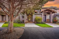 Eagle Crest Condo on Golf Course w/ HOT TUB, Dogs Welcome!