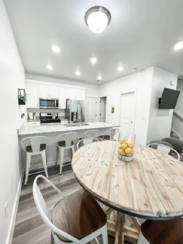 NEW Townhome - Pet Friendly - 3 BD - 30 Minutes from Adventure Hotels in North Ogden