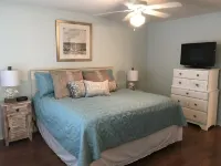 Sandy Feet Retreat-1/2 Block to Beach, Pet Friendly, Wi-Fi & Optional GC Rental - バルコニー