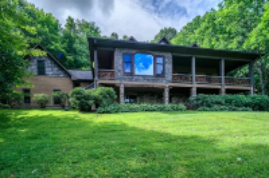 Private Mountain Getaway with Amazing Views, Location, & Space