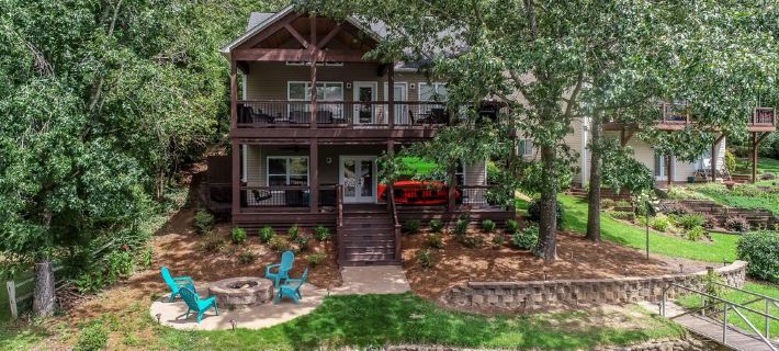 Lake Keowee Retreat! Swim, Boat, Kayak & Relax on Dock Just Steps from the Water Hotele w: Oconee County