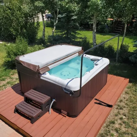 Cozy two Bedroom close to lake. Dogs Allowed. Semi private Hot Tub. Large Yard.