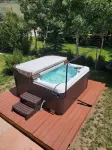 Cozy two Bedroom close to lake. Dogs Allowed. Semi private Hot Tub. Large Yard. - Gym
