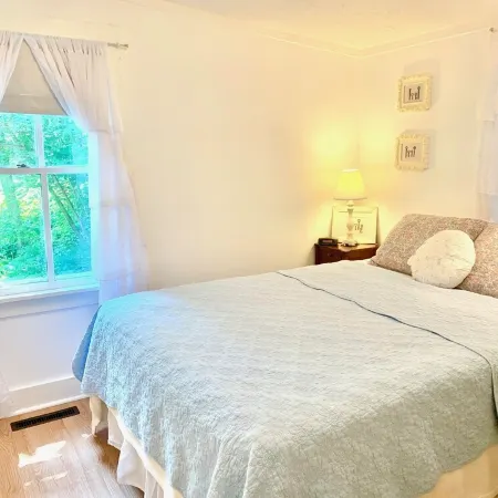 Cozy Lakeside Cottage.... with access to a private beach!