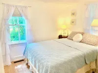 Cozy Lakeside Cottage.... with access to a private beach!