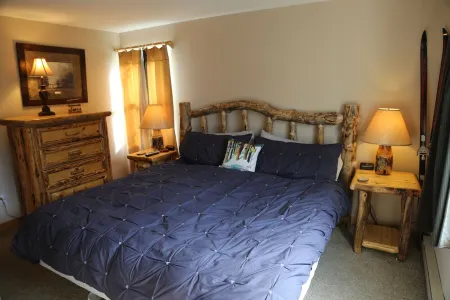 4 BR Mountain Side Condo with Heated Pool and Hot Tub! Sleeps 9