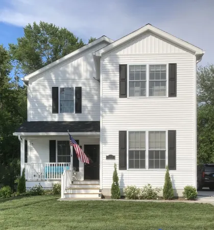 The White House - Spacious 5 Bedroom, with Hot Tub - Blocks from Everything!!!!