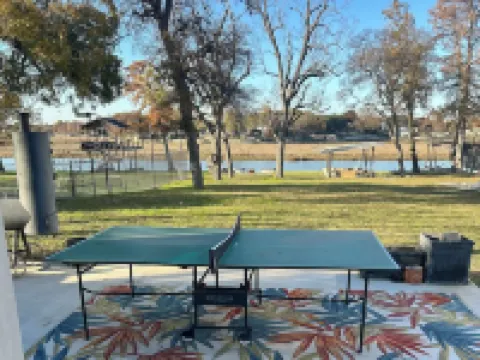Lakefront Hot Tub-Grill-Fire Pit- McQueeney Guest House Hotéis em McQueeney