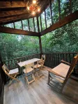 Holly Trail Treehouse in Anderson w/Wifi, AC, Smart TV, Full Bath and Washer