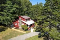 Cozy Adirondack Escape