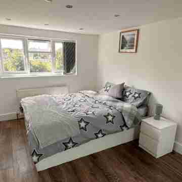 6-bed 3-bath Home - Sleeps 14 & Free Parking Rooms