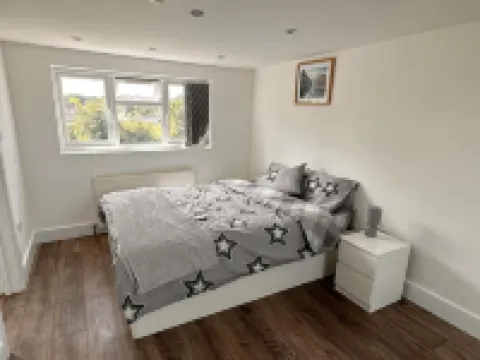 6-bed 3-bath Home - Sleeps 14 & Free Parking Hotels in Uxbridge