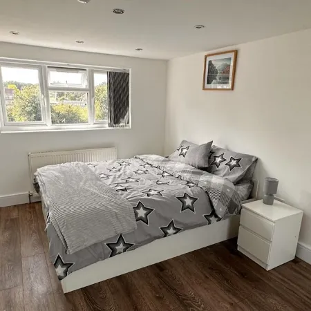 6-bed 3-bath Home - Sleeps 14 & Free Parking