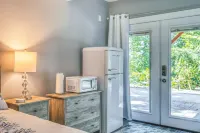 Suite with Hot Tub -AC  - Huge Fenced Yard - Mt. Rainier View - Private Entrance Rubicon Float Studio 주변 호텔