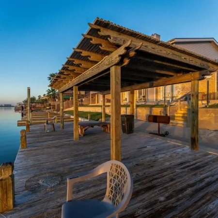 SA7 Family-Friendly Condo: Waterfront-Complex, Pool, Walk to the Beach, Fishing Отели рядом с достопримечательностью «Пирс Боба Холла»