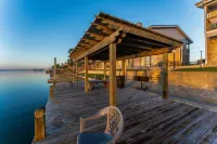 Waterfront Condo: Stunning Sunsets, Fishing, Patio, & 4 minutes from the beach!