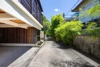 Cove Urbanest Inn Hotel dekat Pura Petitenget