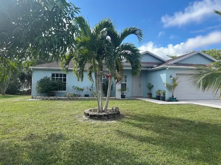 3-bedroom house, 3 bathroom beautiful peaceful home in Port St. Lucie. Отели рядом с достопримечательностью «Зона отдыха Элкс Парк»