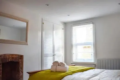 2 bed Cosy cottage in the village of mersham Ashford nextdoor to pub and shop.
