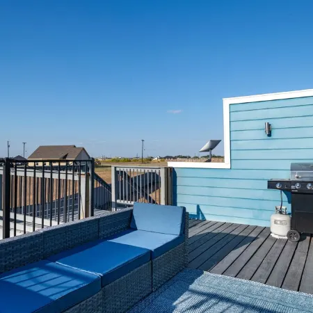 Cozy & spacious 4-bedroom house in Del Valle.  Minutes to COTA, Tesla, & I45