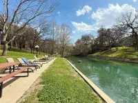 Amazing View Waterfront Condo Walk to Schlitterbahn Water Park Sleep 6 People