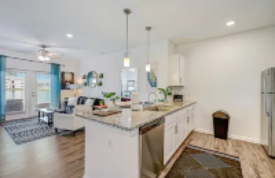 ⭐Stylish & Cozy⭐ 2BR/2BA w/King Bed, Pool & Gym Nr I295 & Downtown