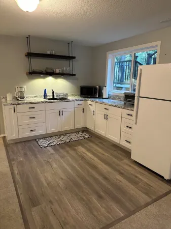 Private Hot Tub, Charming 1-bedroom apartment in delightful Vancouver with WiFi