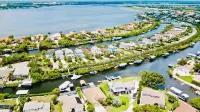 Serenity & Luxury: Waterfront Oasis w Private Pool