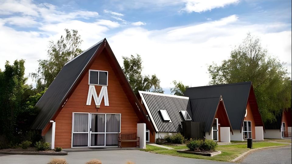 Mountain Chalets Motel