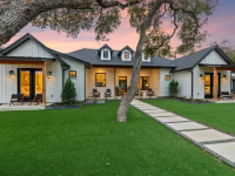 -NEW-Downtown DRIP Pool/Spa/Golf/Pickleball/30Guests Hotels in Dripping Springs