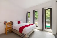 RedDoorz Near Kaza Mall Surabaya Hotels in Tambaksari