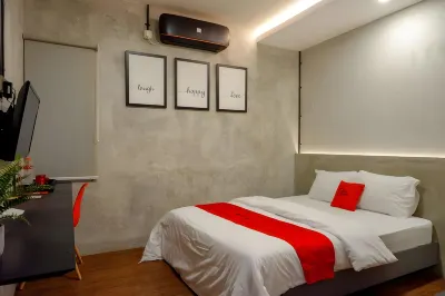 RedDoorz Plus Near Kawasan Sam Poo Kong Semarang Hotels in West Semarang