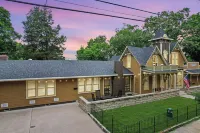 Tower House Inn: Charming 3BD/2.5BA BNB w/Private Parking & Walk to Downtown - 4 stjerner
