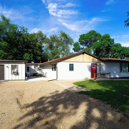 Charming Lake House within Walking Distance from Lake